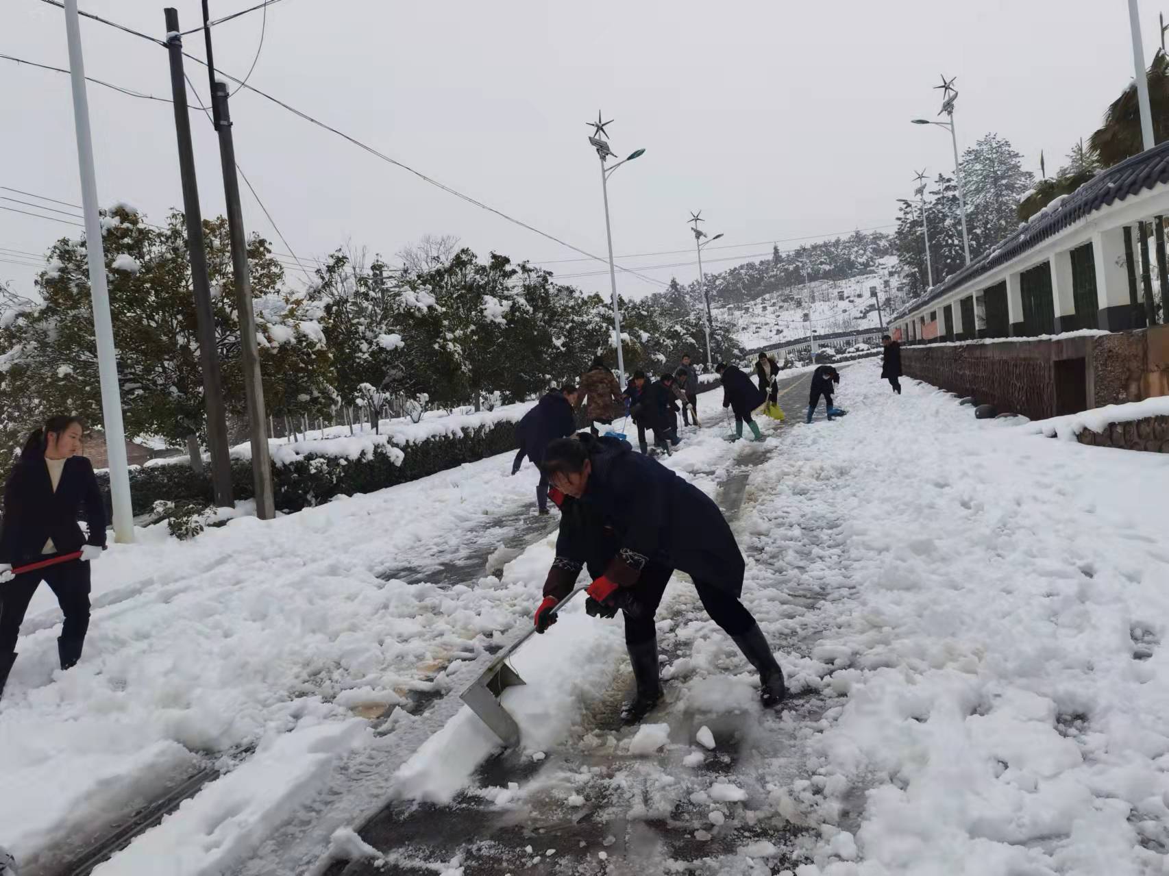 邵东市殡仪馆组织开展清雪除冰活动